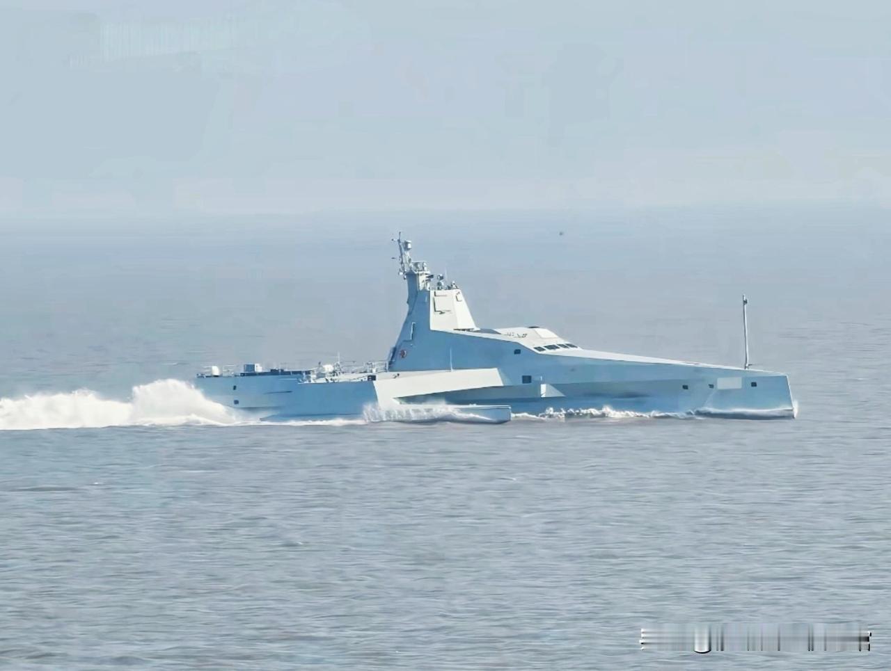 “虎鲸”飙船的照片，看上去相当飒爽。这玩意儿采用柴电双模式推进，最高航速能达到