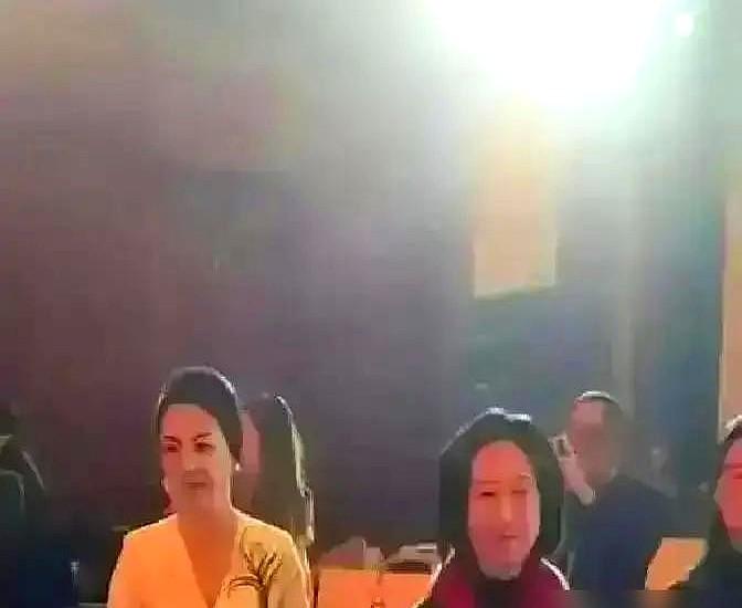 这才是真豪门，一个动作播放量就破了两亿！在天津，赌王千金何超琼被路人拦下递文