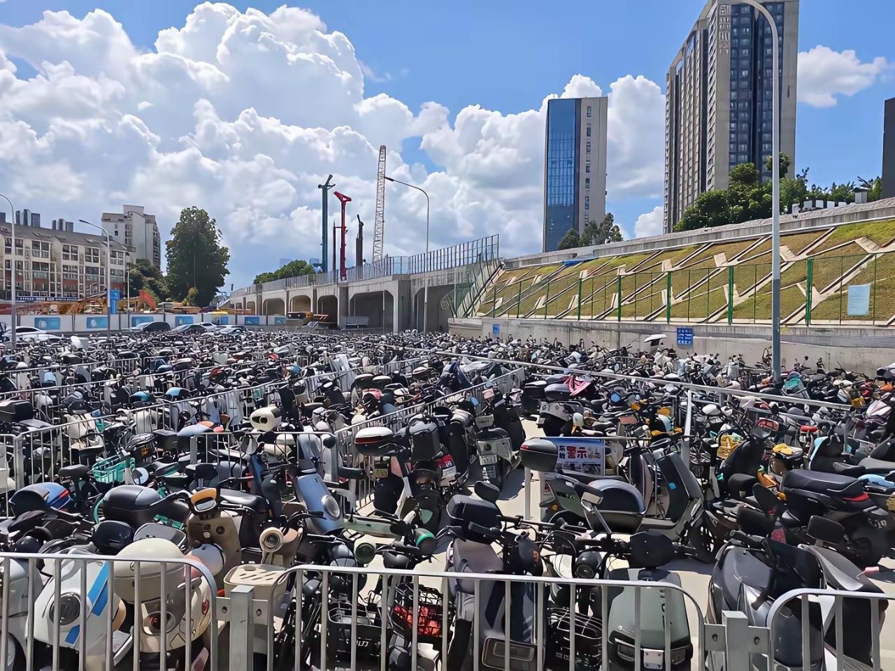 电鸡新国标实施了！！老百姓怨声载道～路过一个验车点，不像上个月那么繁忙了～