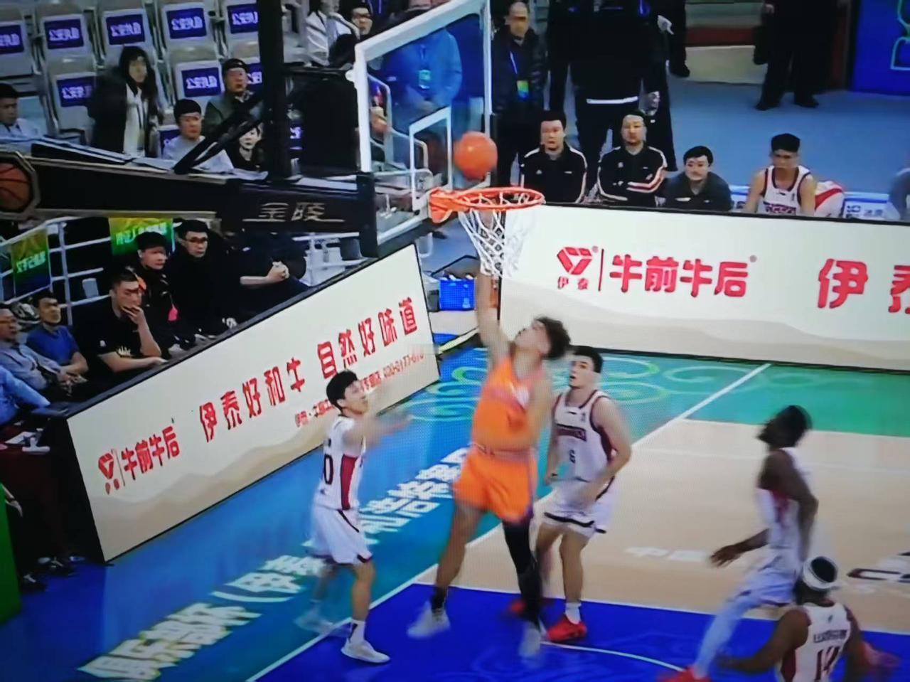 山西队打得太惨烈了！报名的12个人，被罚下去6个，一半的队员“阵亡”，可以用“血