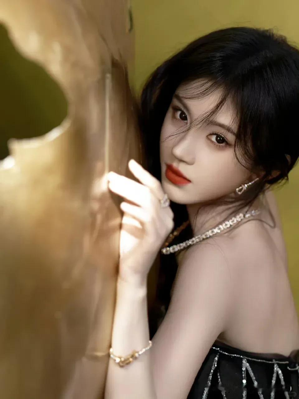 娱乐圈暗流涌动：明星的伪装与真实窘境娱乐圈这潭浑水，明星们各怀心思，上演着一