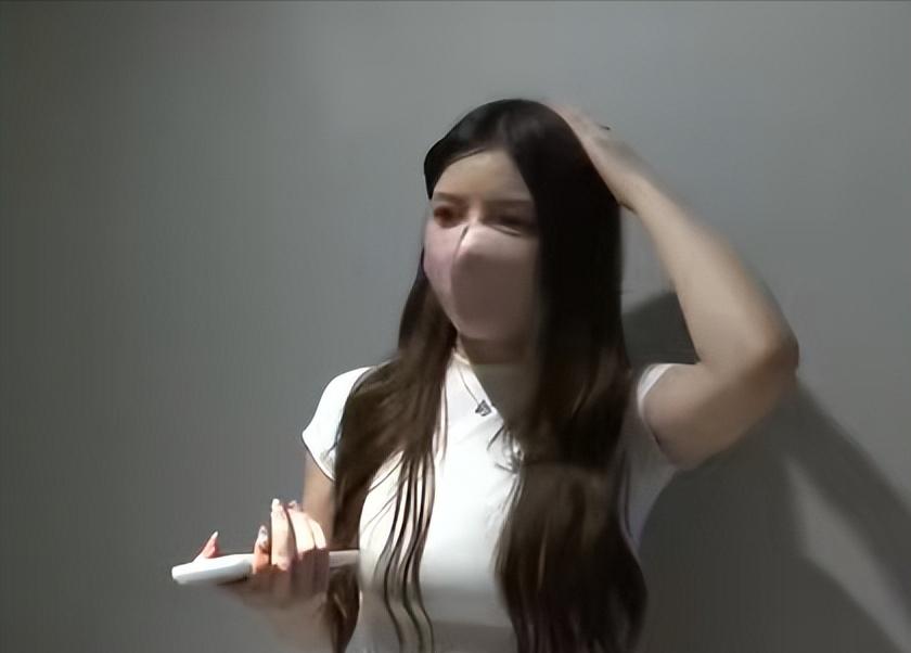 浙江杭州，一小伙子看上了一个女子，盯梢一段时间后，大半夜的摸到女生的门口，男子也
