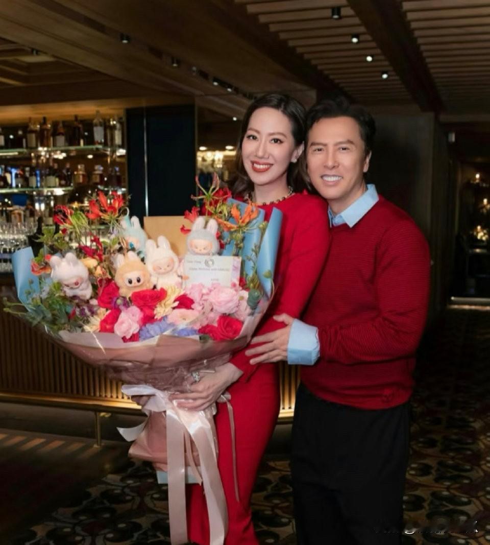 娶对老婆很重要不信你看甄子丹自己61岁都可以体面退休了，孩子也长大了，钱也赚