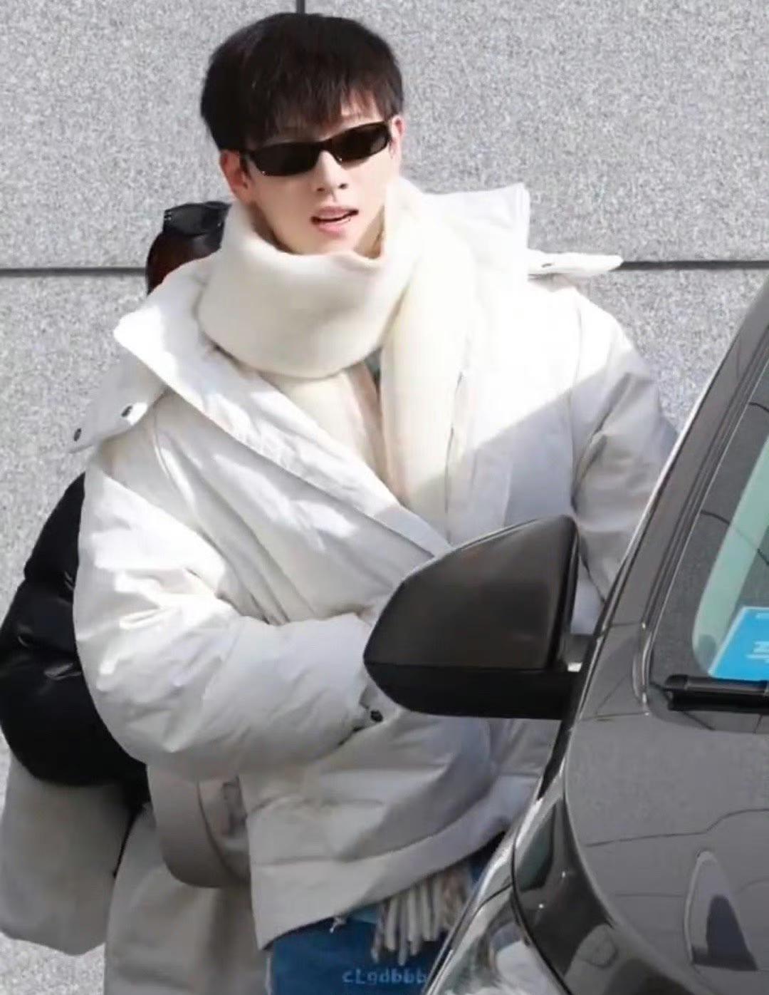 李昀锐今天，终于归队《奔跑吧》新疆录制！他一大早从南京飞抵喀什，身穿