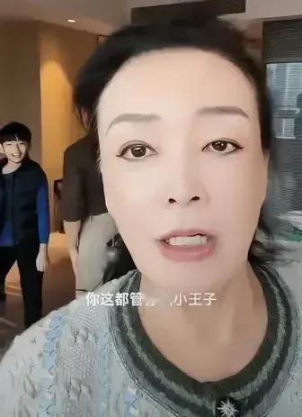 汪小菲的儿子小箖箖长得帅，还有好口才。直播间不露脸，和奶奶互动像捧哏说相声。