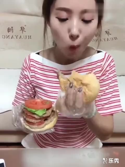 金发美女 vs 黑发美女(汉堡广告)_土豆视频