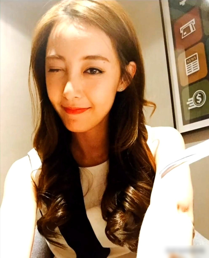 杨玏被拍到那么多次，愣是一个字没认过。跟米露因戏生情，街头挽手被拍，不吭声。跟王玉雯好了五年，被扒同