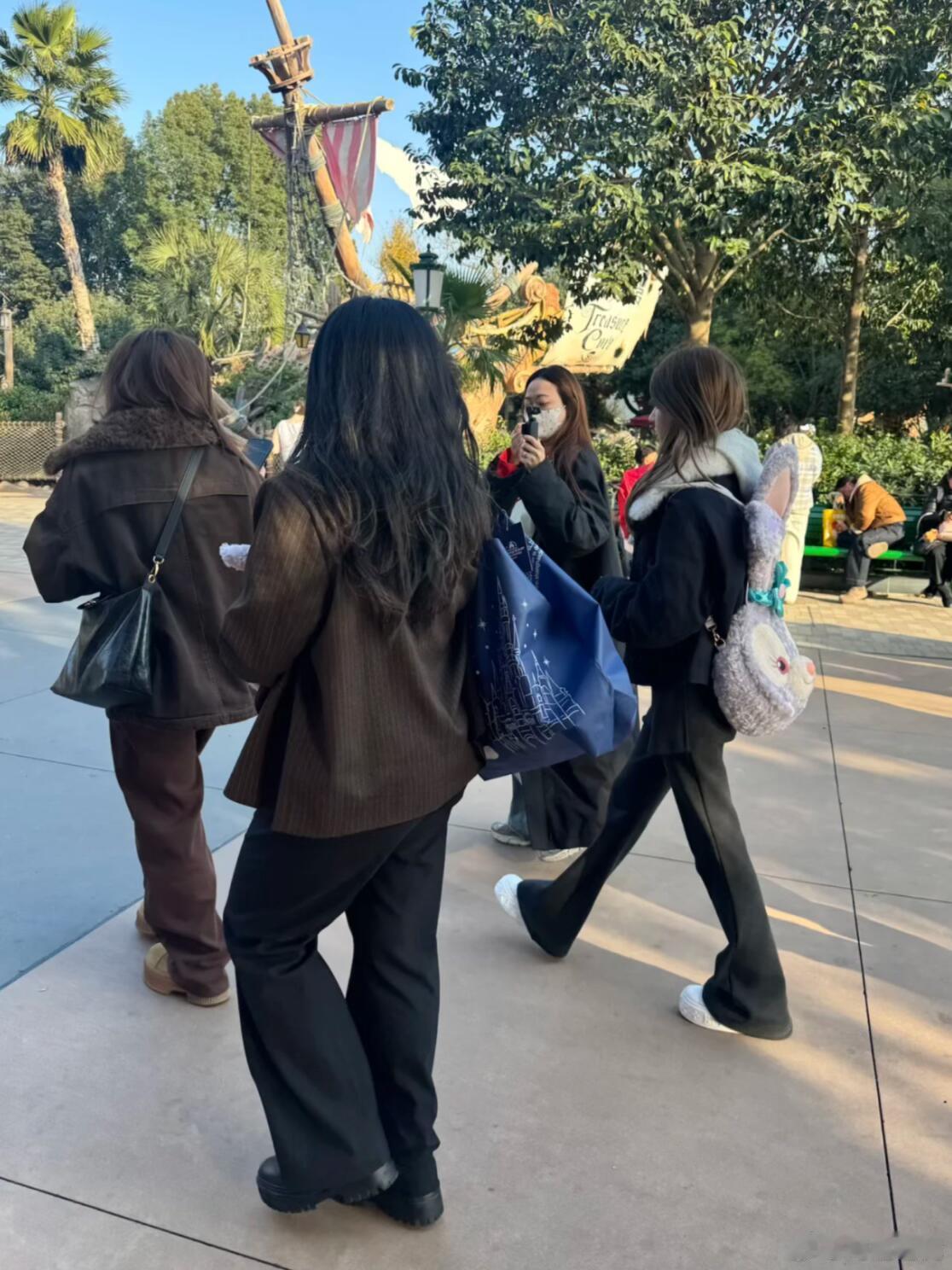 赵露思宝宝身背星黛露现身迪士尼！时隔多年当时真的好喜欢露思迪士尼这张照片