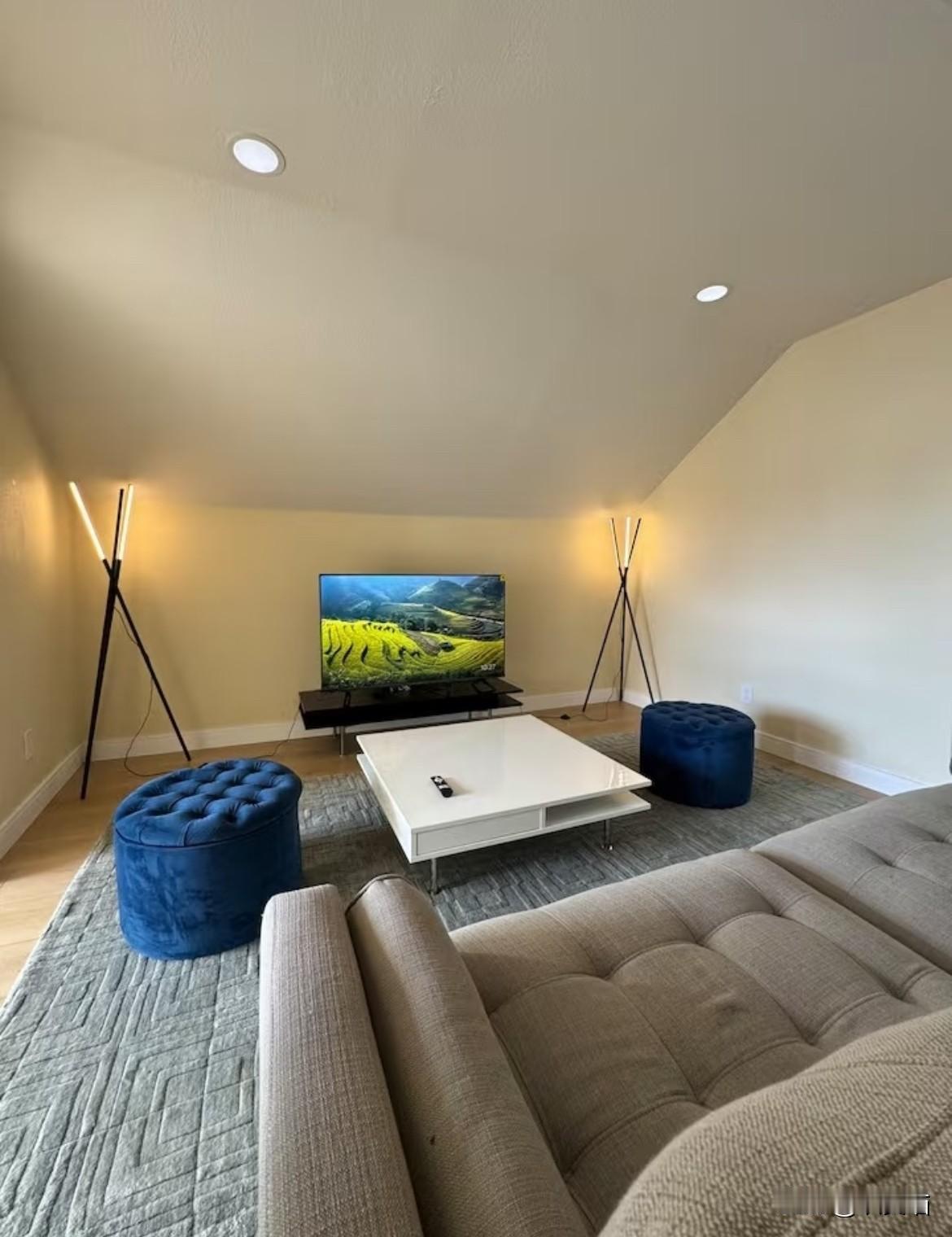 谢霆锋不拍戏了，在悉尼租了房，安安静静待着。儿子谢振轩拎着黑包走进大学，他跟