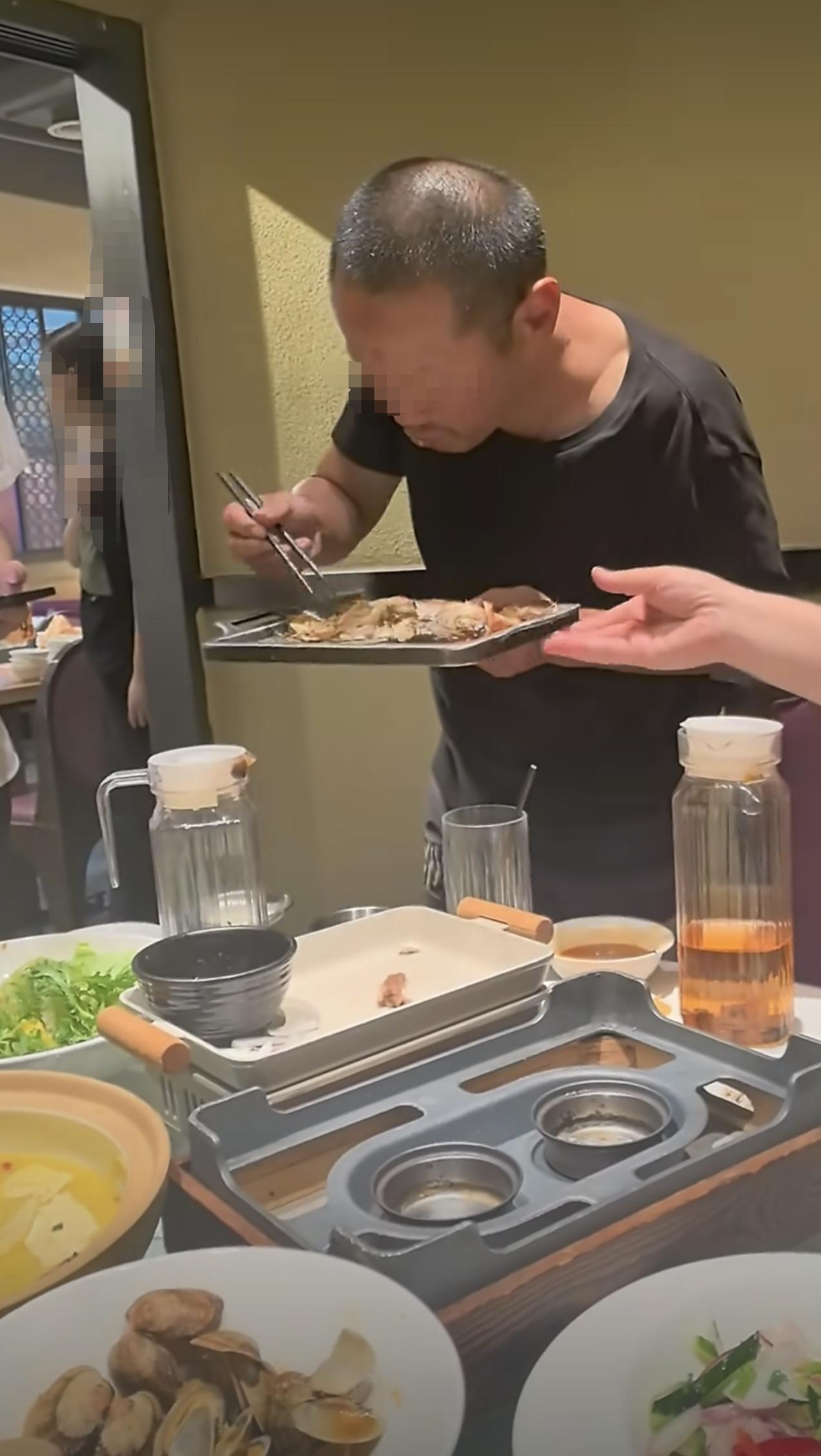 闻所未闻，上海一家餐厅，有个陌生男子闯进一个包间，直接拿起桌上的菜狼吞虎咽起来，