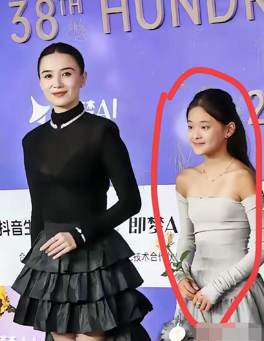 星二代从小抓起，宋佳身边的小女孩，不难认吧，和妈妈长的一样，你绝对能认出女孩是谁