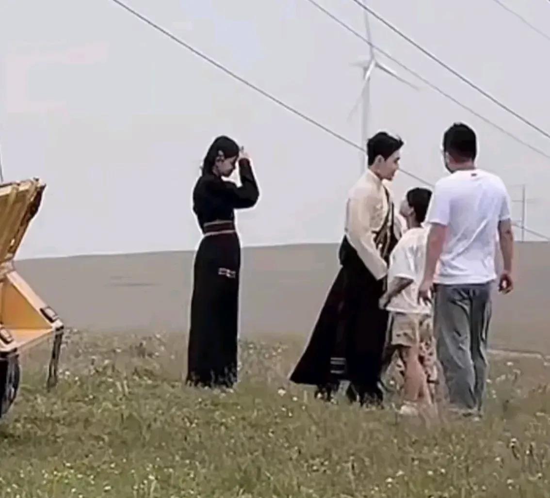 小汪总真太贴心了，粉丝夸他太棒了。他先帮玥儿牵着马，然后又帮弟弟牵马，最后帮小