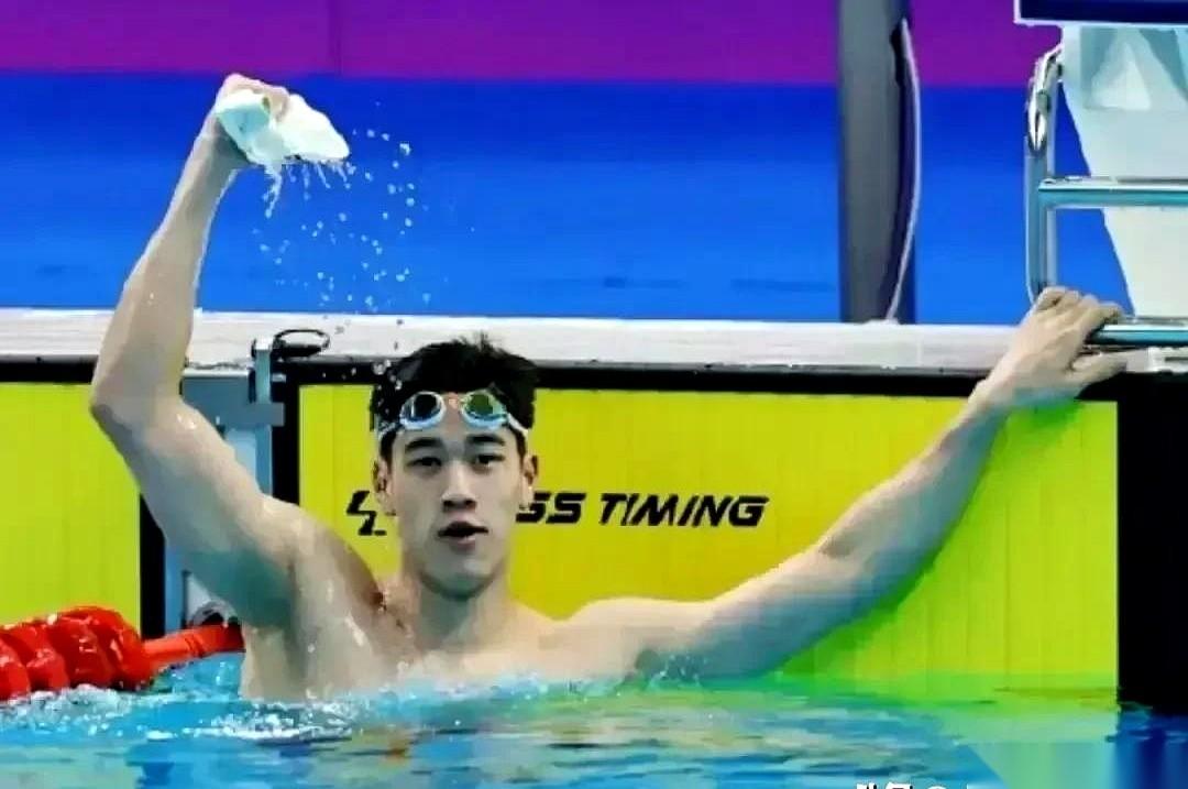 我跟你说个恐怖故事：潘展乐的世界纪录是46秒80。今天全运会决赛，他游了个48