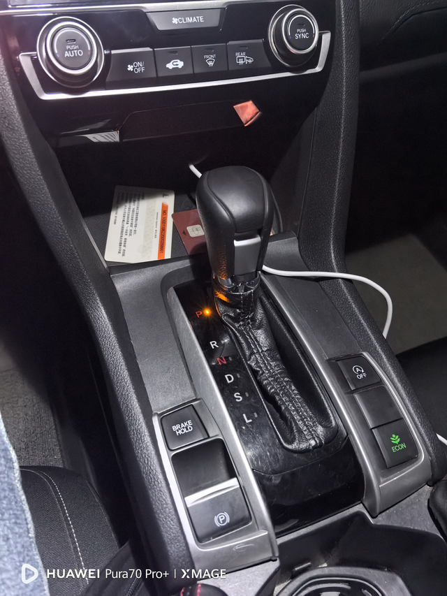 十代思域档位灯缺陷开过一段时间后，档位灯时而亮时而不亮。是因为板子上的151电