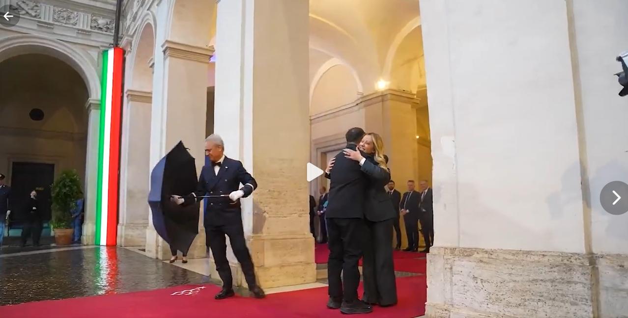 梅洛尼接待泽连斯基！4月15日意大利女总理接待泽连斯基，用西方礼仪打招呼，一见面