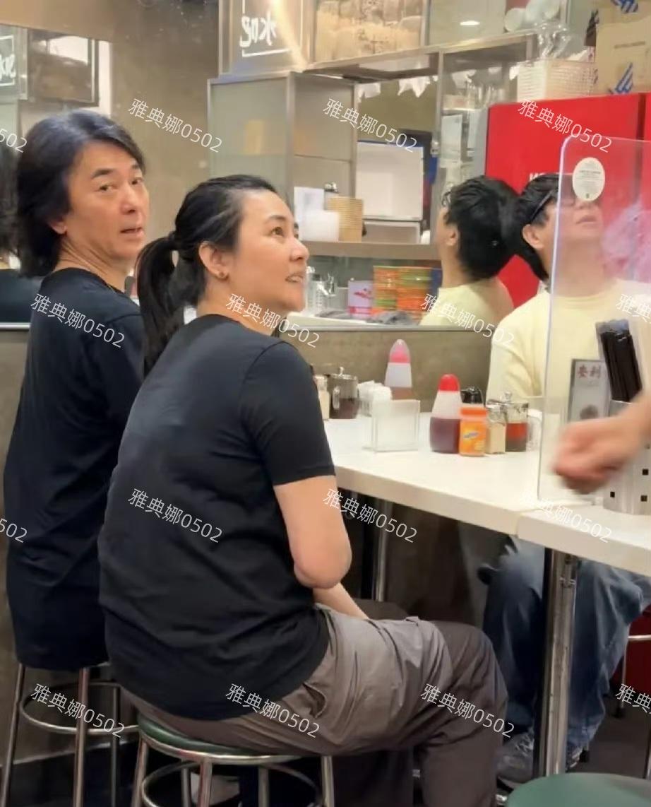 郑伊健和蒙嘉慧怎么老成这样了？夫妻俩香港街边大排档吃鱼蛋被偶遇，两人同样穿着
