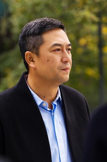 演员张嘉译说，我的家庭地位很好，倒数第一，家里排名，我女儿第一，接着是丈母娘，王