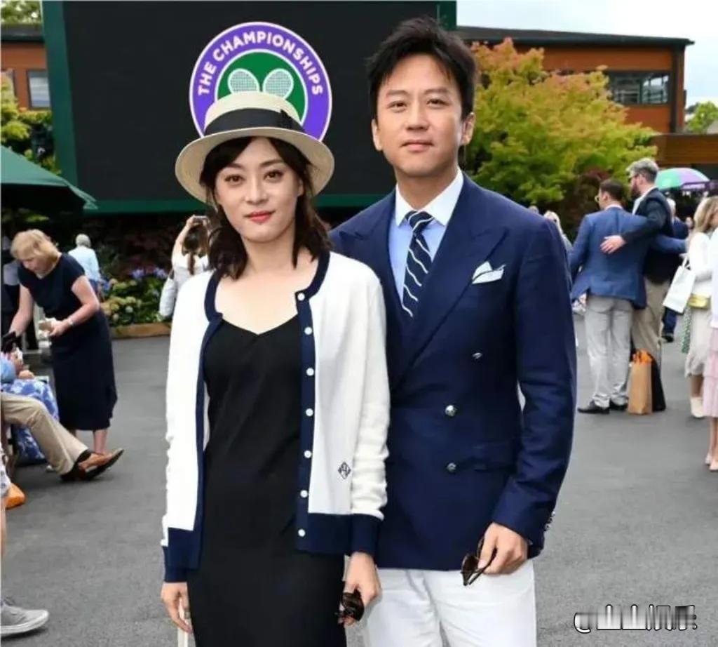 孙俪在英国的造型令人眼前一亮，一改往日风格，以一身贵族穿搭惊艳亮相，尽显洋气风范