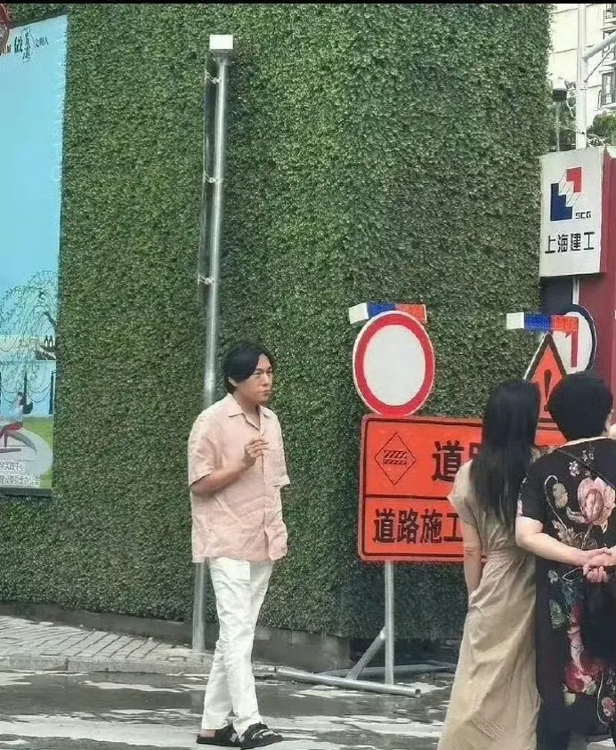 伊能静和秦昊在上海查看房子的进度被偶遇，这两夫妻穿得都很休闲，也不特意打理自己的形象，看起来就是一对