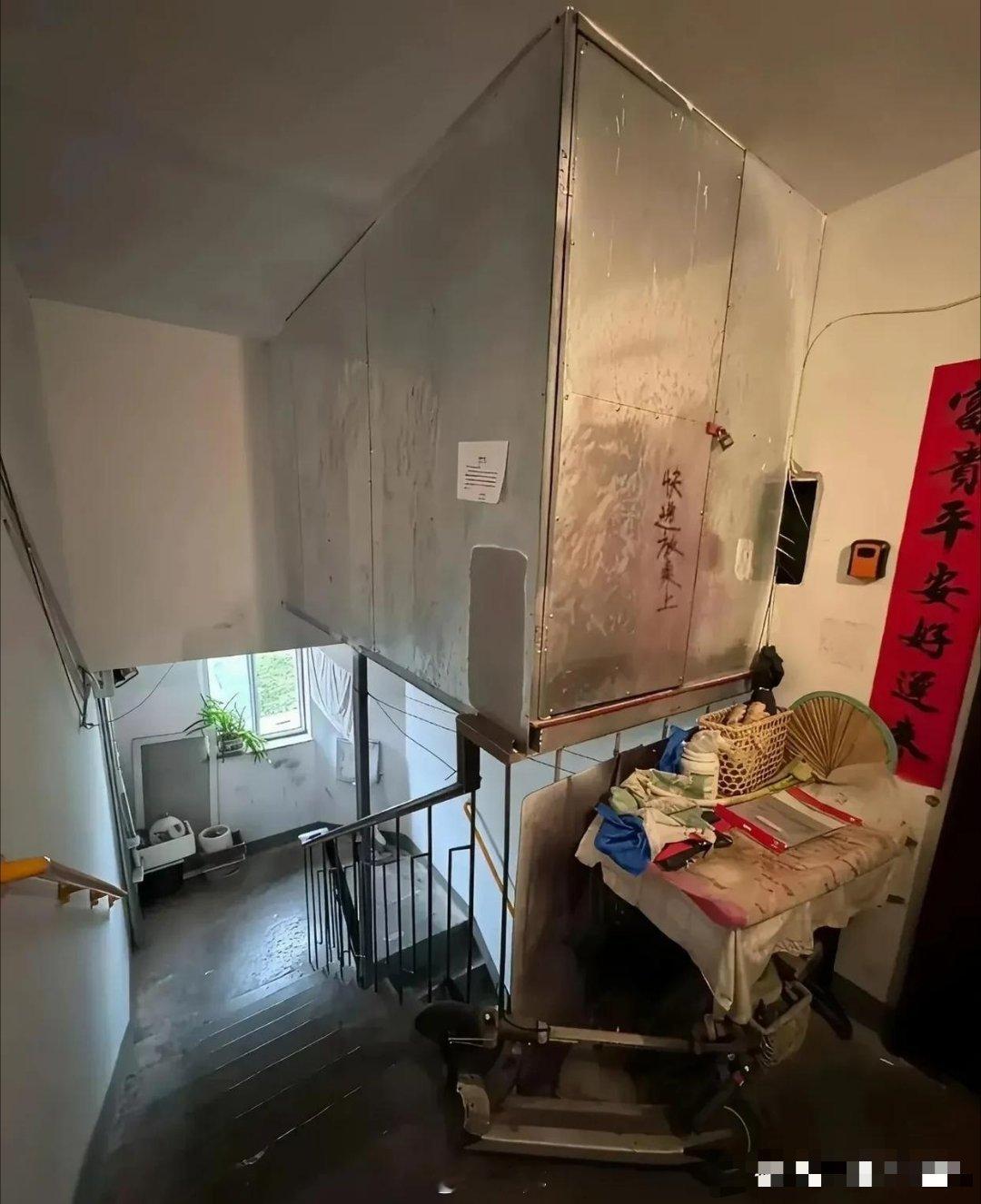 主人家真聪明，空间不足，向天借地几十平啊。