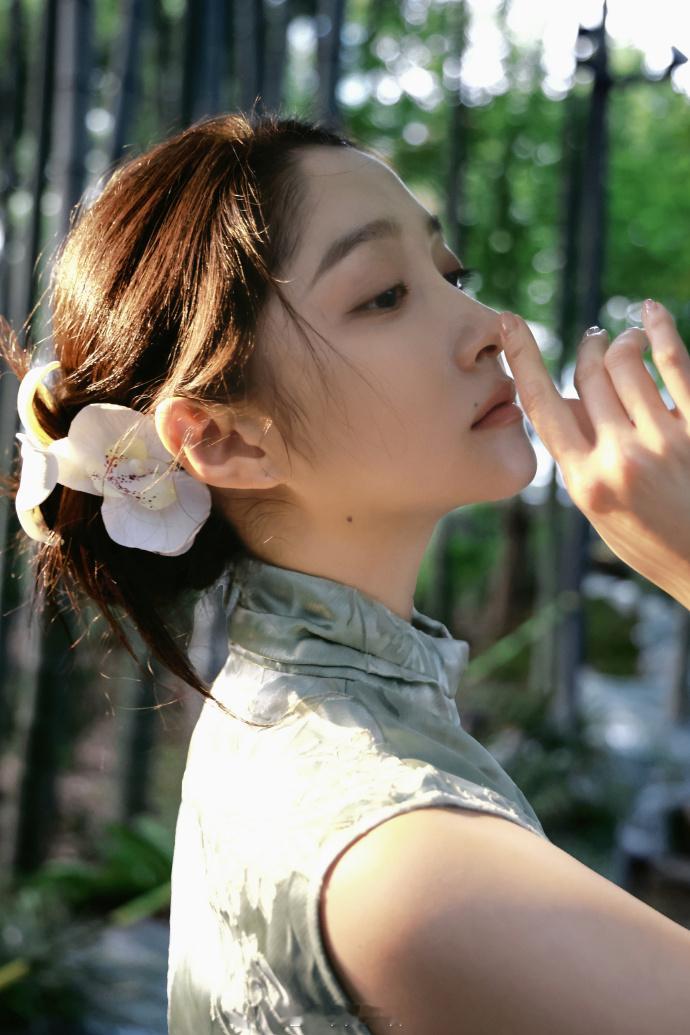 素色旗袍裙、一袭青衣优雅迷人——关晓彤。每日明星美图分享