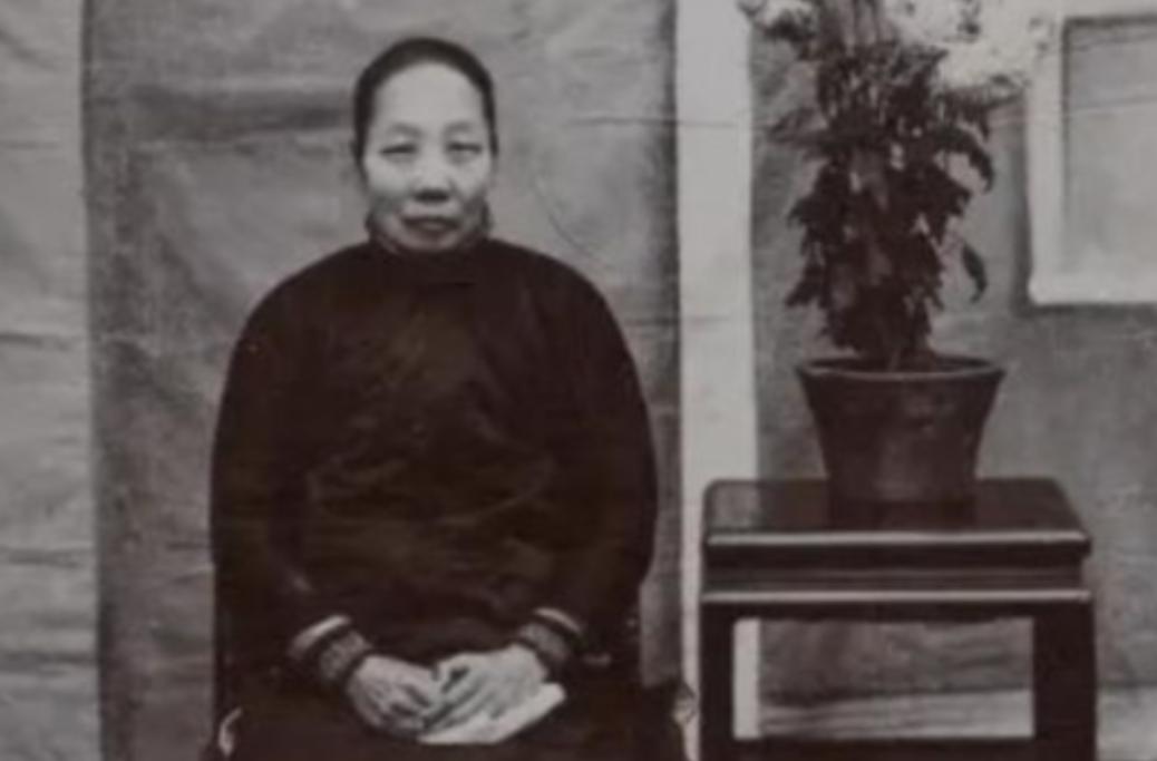 1936年，56岁的鲁迅开始大口吐血，鲁迅母亲得知后，发电报骂39岁的许广平：都