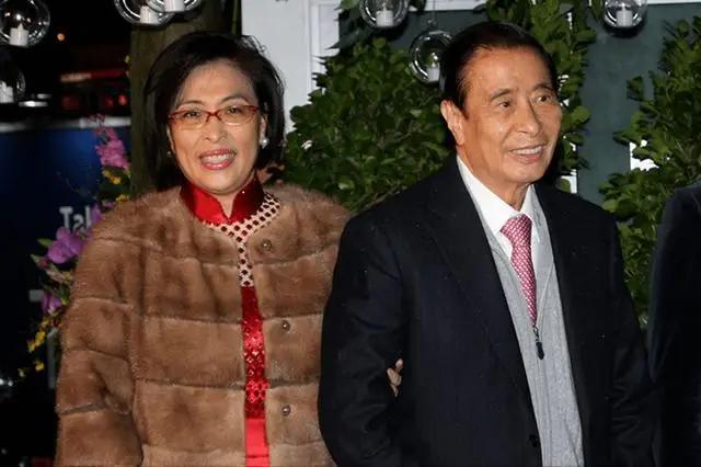 1985年，李兆基与刘惠娟离婚。离婚后，李兆基给刘惠娟购豪宅、建佛庙，记者就问他