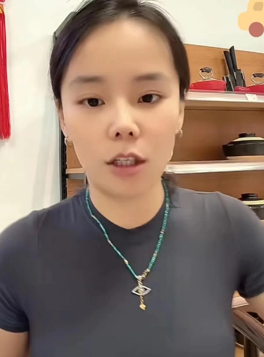 熊磊正在直播的时候，有网友问她。你的婆婆去海南直播了，你知道不知道？谁的婆婆