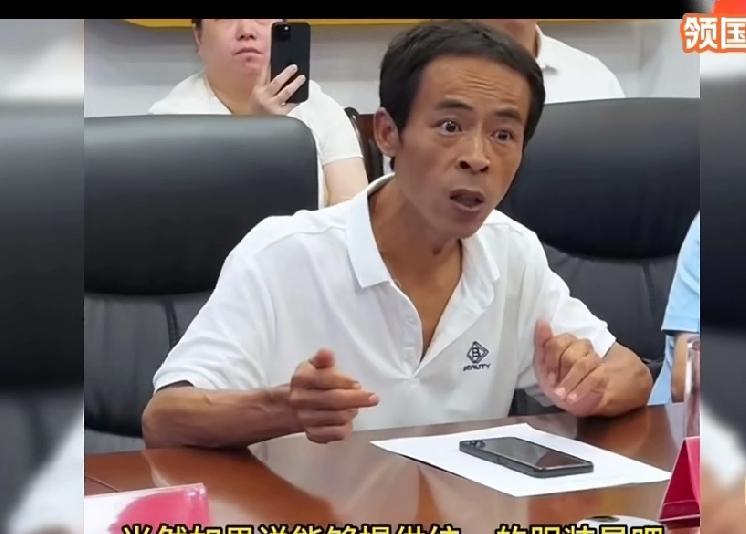 见过这么多网红，鸡排哥是我见过飞得最高最快的网红。这才走红没几天，就像杰