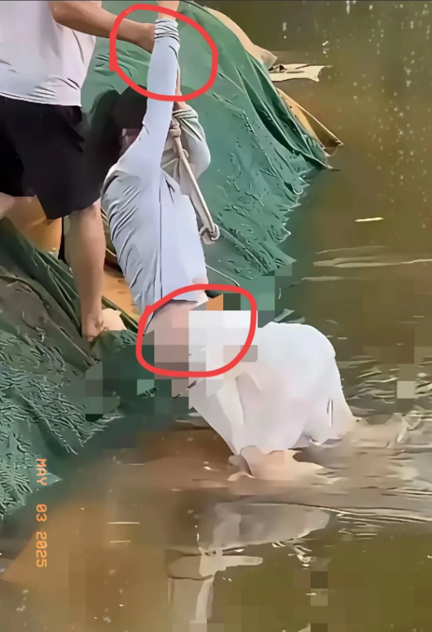 有网友吐槽：“小伙救人时弄掉女生裙子，让女生露了不该露的部位，让女生情何以堪？”