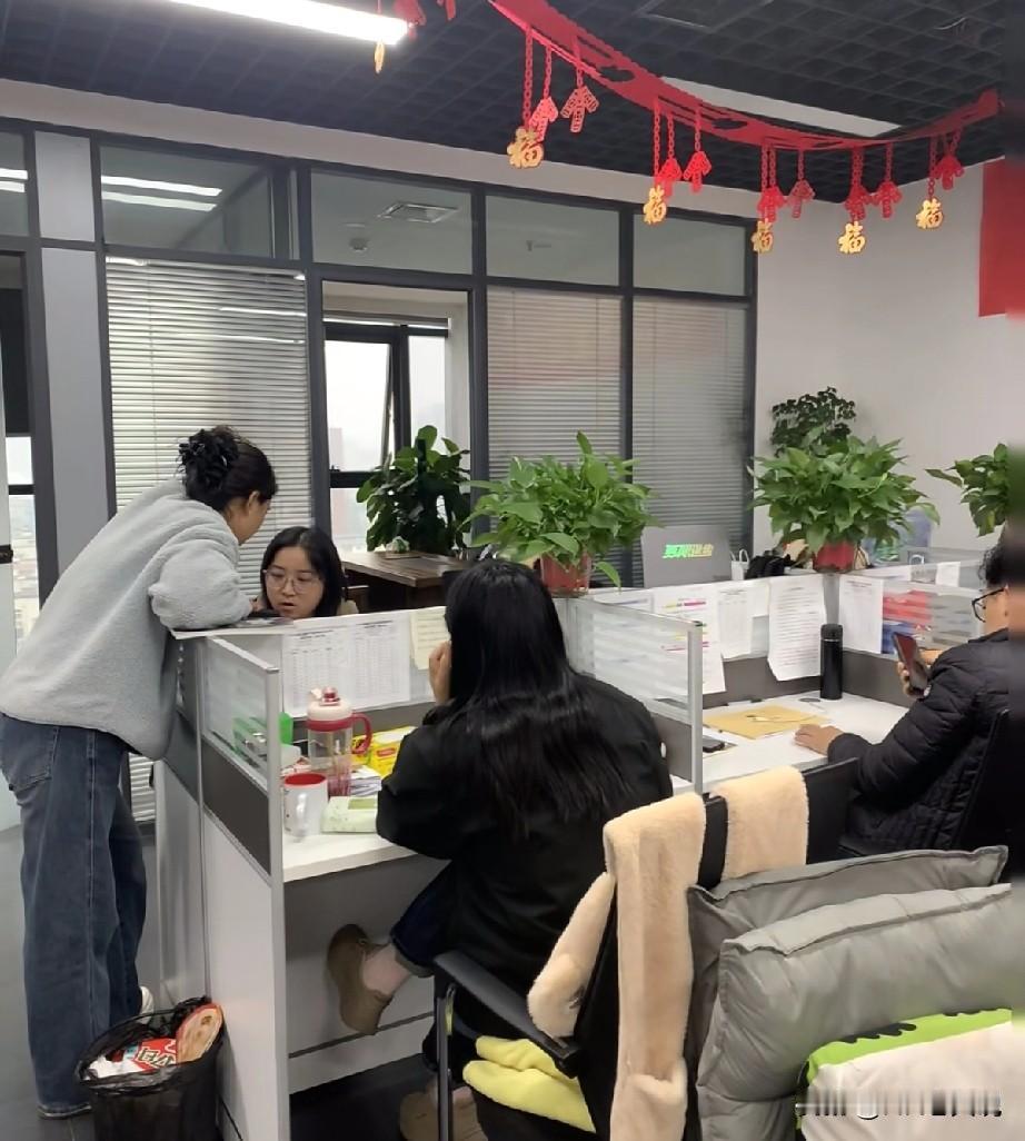 作为一个hr，就绩效背C这件事，我觉得背C不可怕，可怕的是背C后，你的直属领导还