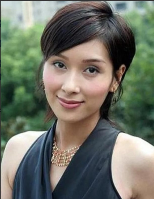2001年，40岁上海富豪周正毅对27岁的杨恭如一见倾心，于是疯狂追求，豪掷30