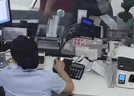 “银行碰上硬茬了！”安徽蚌埠男子取款4.95万，柜员操作失误错取为存，让他凭空白