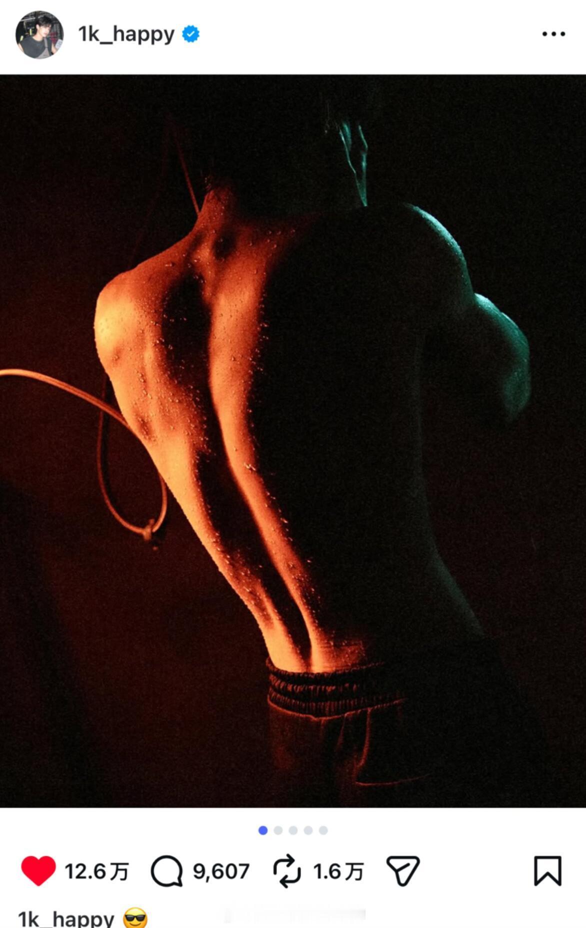 何与ins粉丝破百万大秀身材这个背肌我人没了何与背肌腰窝线条何与ins开通1