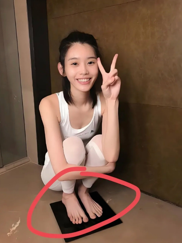 奚梦瑶说：老公每次洗完澡后，有一个习惯，因为他不喜欢用脚垫，所以总会把卫生