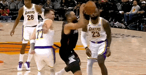 UC网友觉得詹姆斯和狄龙这对真是苦命鸳鸯，只要一碰面就自动触发小品。