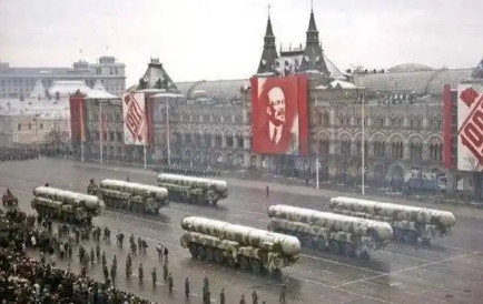 苏联为什么斗不赢美国？说白了从斯大林开始，苏联就渐渐面临翻车了。就这么说吧，苏
