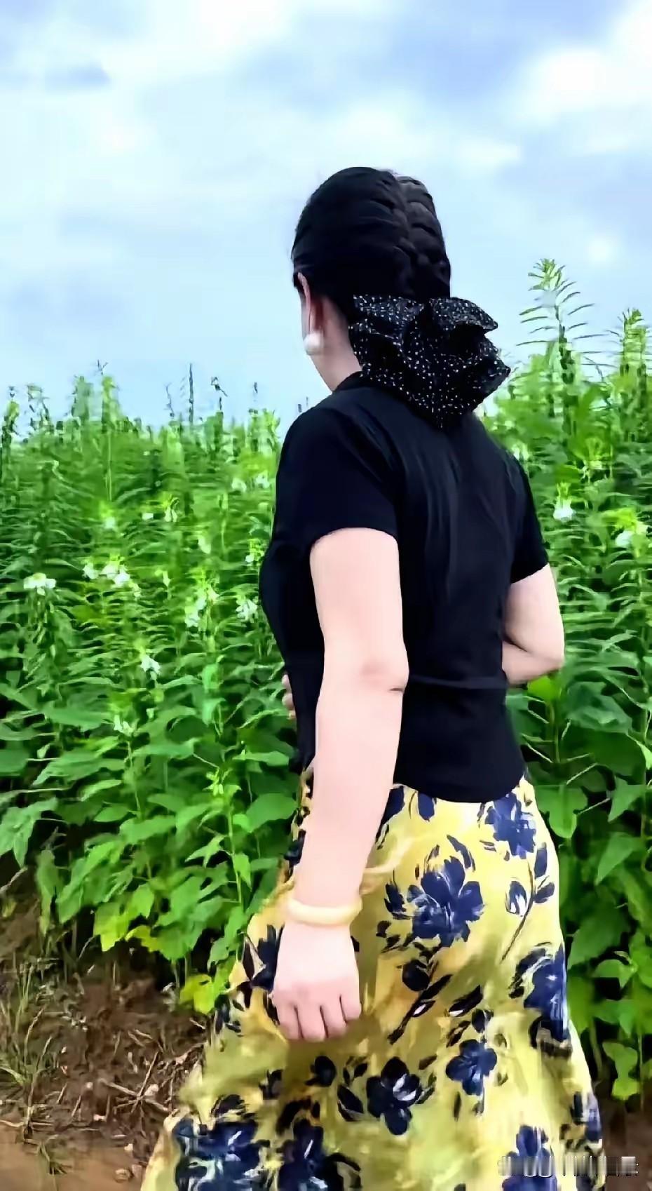 小姑子去年就嫁人了，户口却一直没迁走。最近村里拆迁，能赔八十多万。公婆提议分