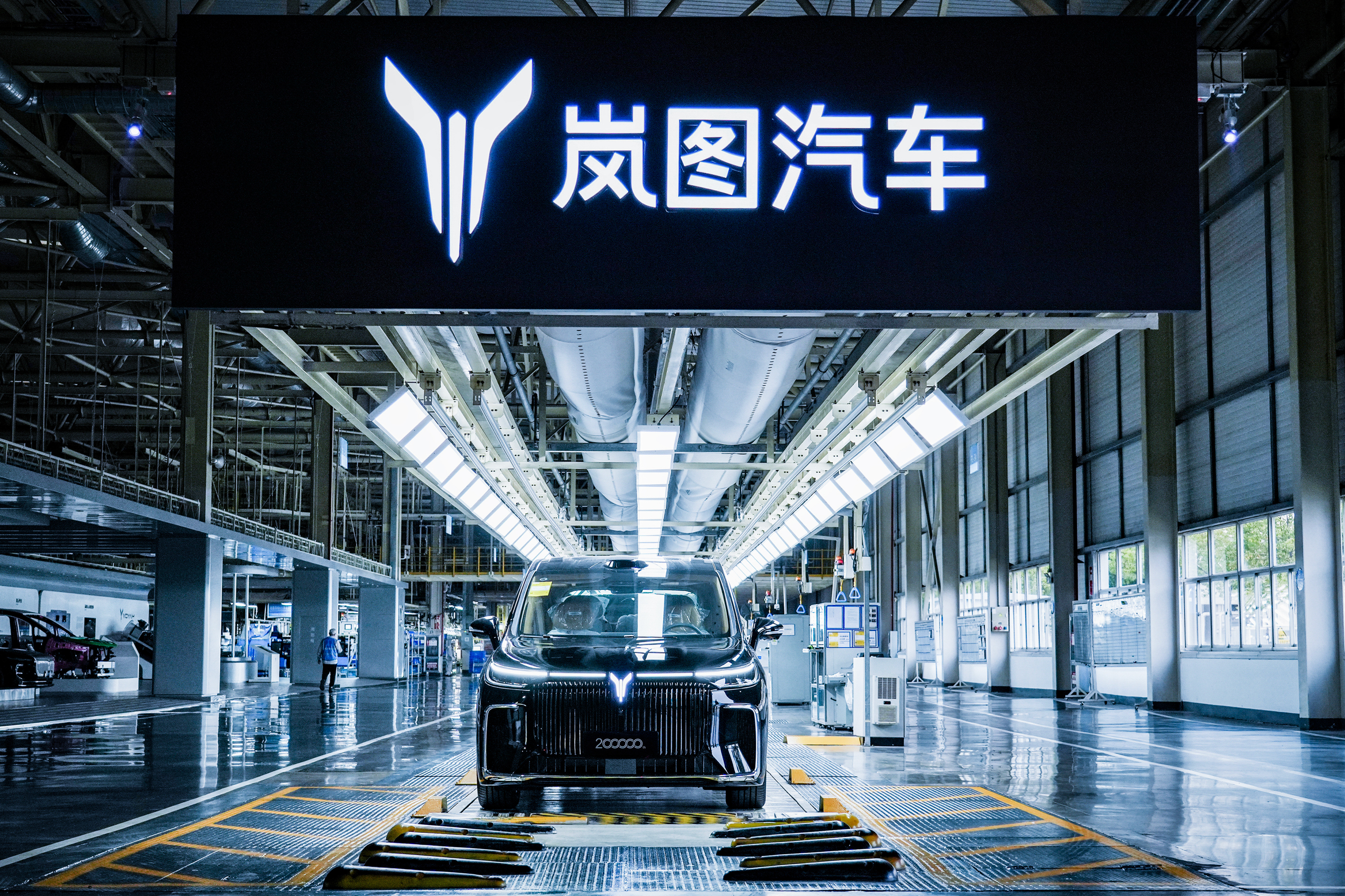 来聊聊岚图梦想家这款车，我印象中是我第二台开过的新能源MPV，2023年刚上市没