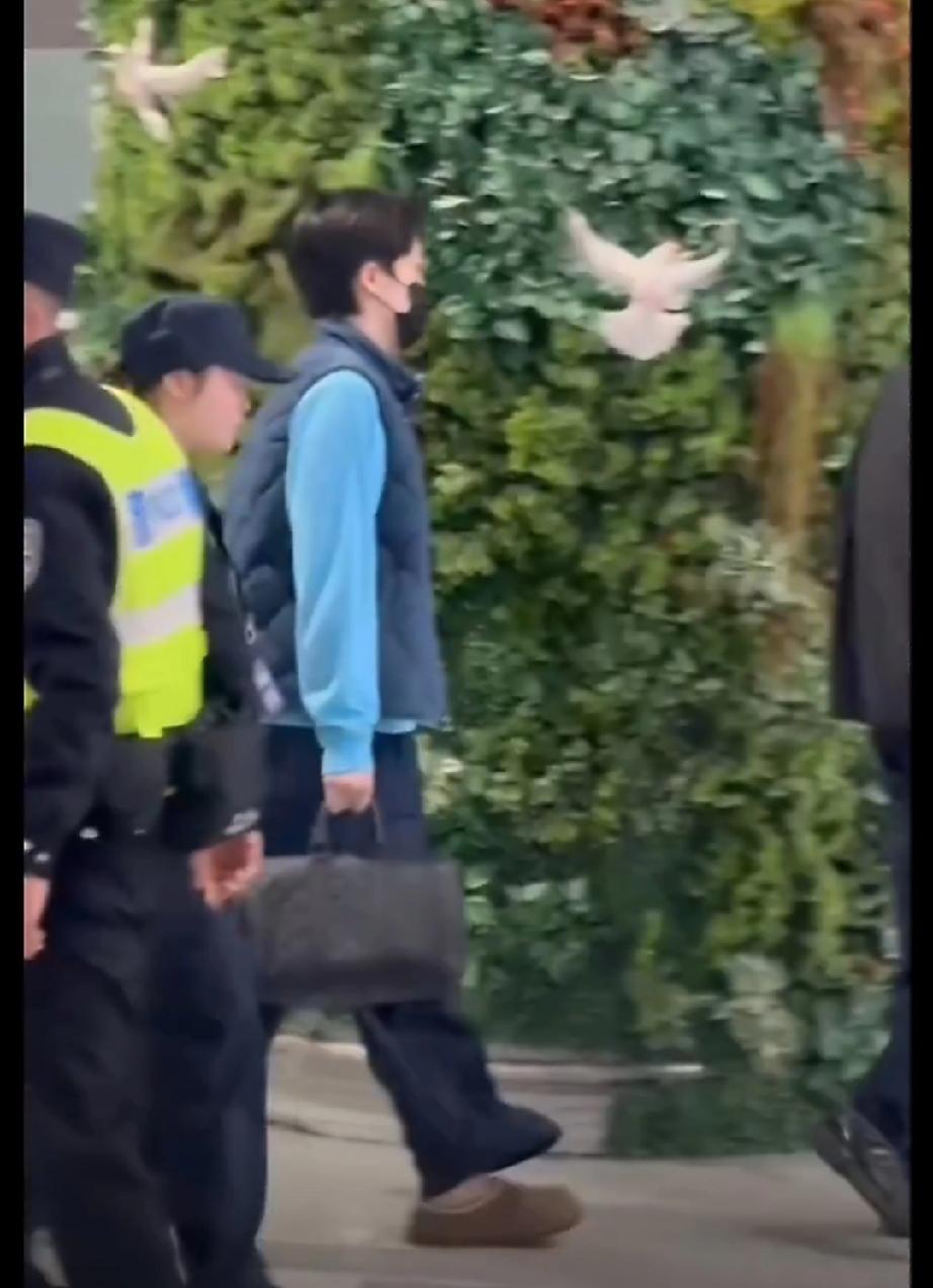 早上在首都机场通过VIP通道登机，刚刚落地重庆的王楚钦，即将与国乒一起在重庆参加