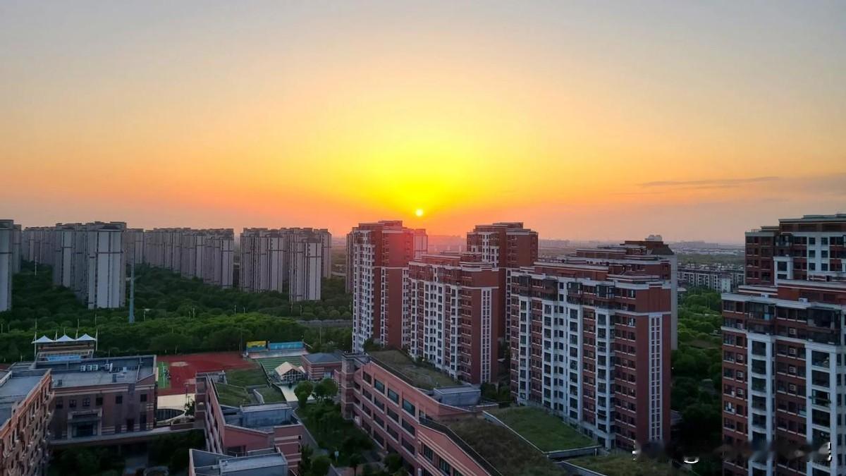 我朋友老周最近愁得睡不着。他家那套120平的电梯房，挂了快一年，降价30万，连看