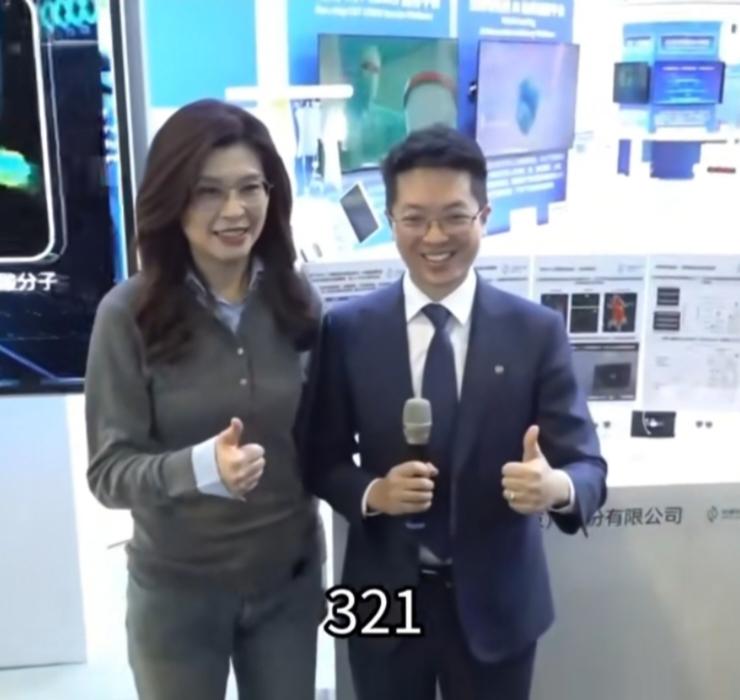 郑丽文在中关村见到这个年轻人时惊呼起来“哎呀，终于见到你了！”还说“你是我的偶像