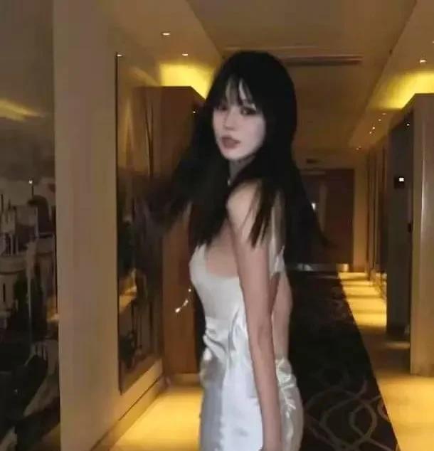 刷到汪峰大女儿小苹果的照片直接惊掉下巴！178cm的身高配上逆天比例，这哪是腿
