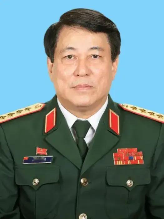 越南国家主席梁强、越南总理范明政、没有出现在越共第十四届中央政治局名单中。越共