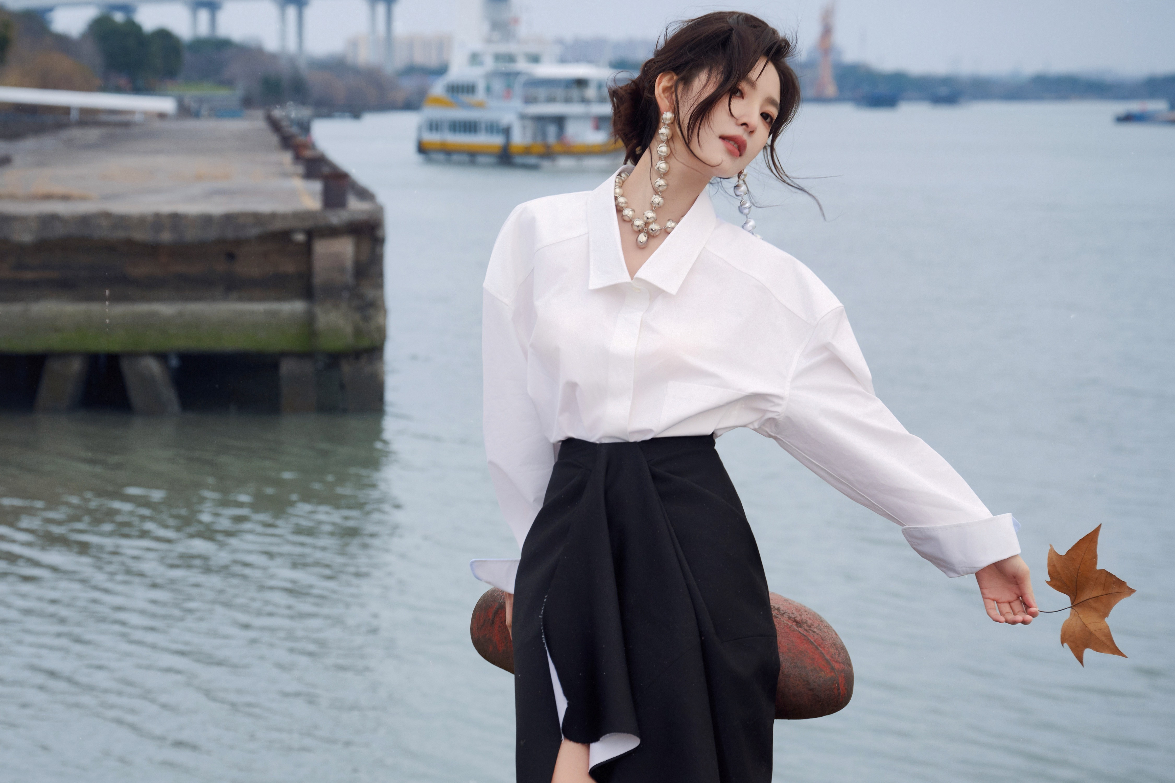 章若楠海风漫过白衬衫，把心事吹成发梢的弧度。不必追赶什么，此刻的松弛，就是最