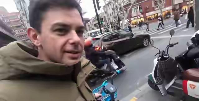 一个法国人在上海街头哭了。不是因为被骗，不是丢了东西。是因为一辆共享单车。