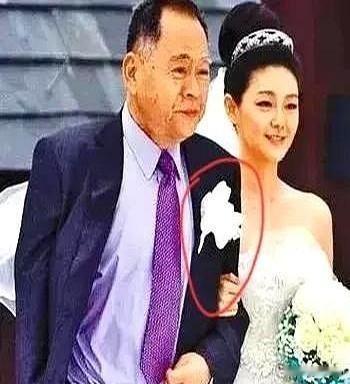 大S那场“仓促美学”婚礼又被考古了！网友翻出当年婚宴现场图，新娘盘发造型素净