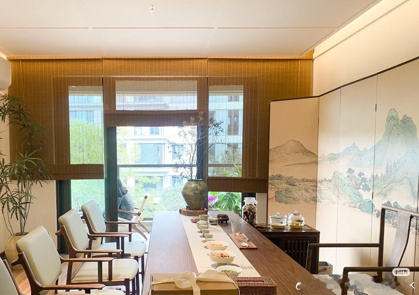 老公问老婆：同学聚会，你去不?老婆说：不去，当年班长追过我，去了见面挺尴尬的。结