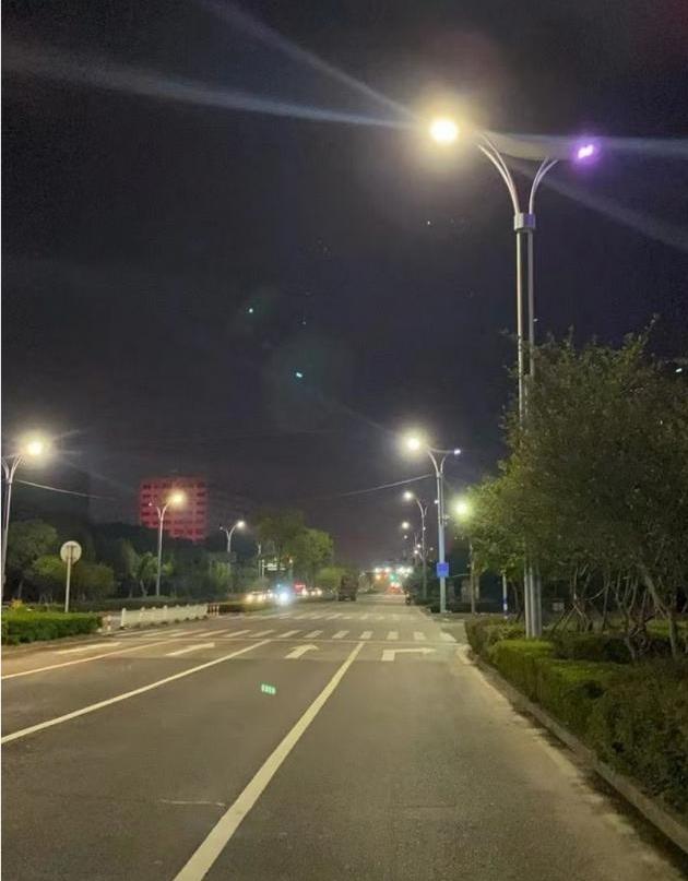 妻子刚准备抬腿坐进副驾驶，就被丈夫大声呵斥：“坐后面去。”​她愣了一下，虽然不