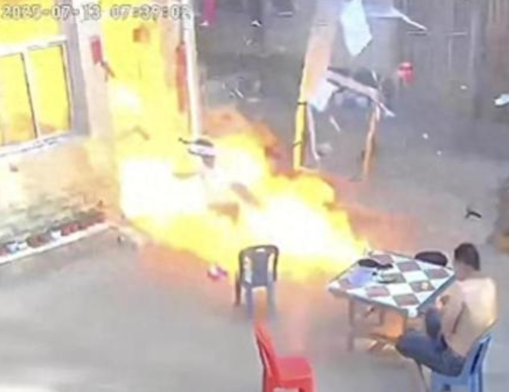 煤气爆炸后续！母女下半身衣物瞬间被烧，现场惨烈，治疗要100万！